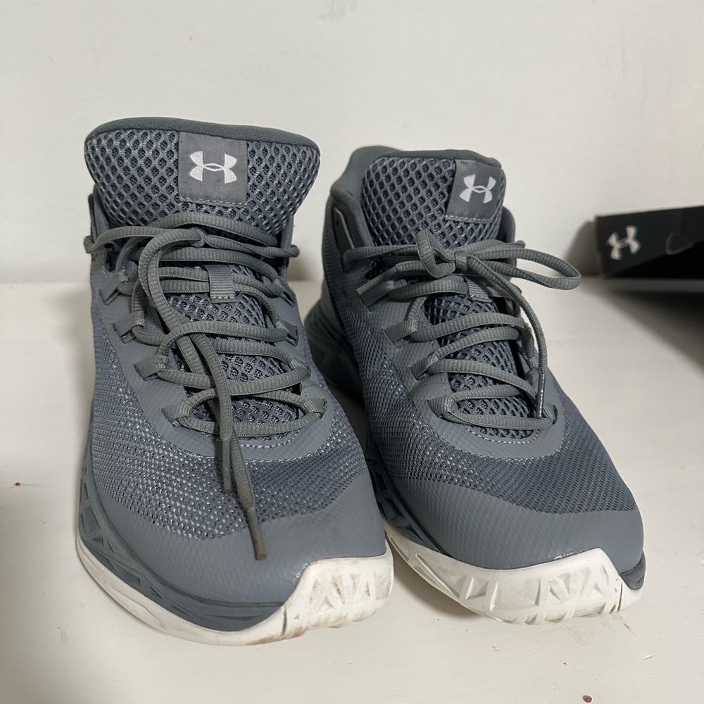 EUC - UNDER ARMOUR JET MID Tennis Shoes